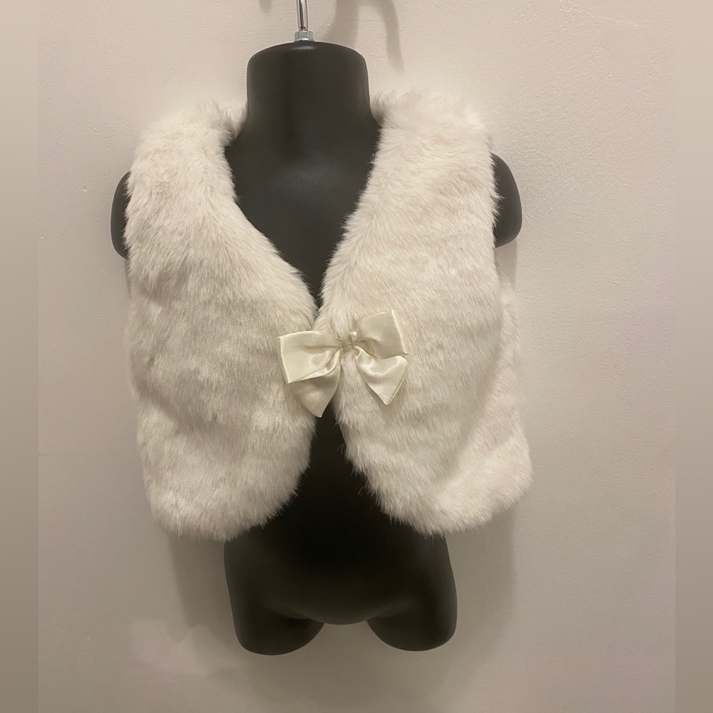 NWOT H&M Girls White Faux Fur Vest w/Button Bow Closure - Size 12-18 Months